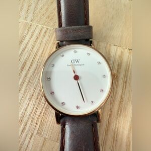 Daniel Wellington ladies rose gold tone brown leather watch NEW BATTERY